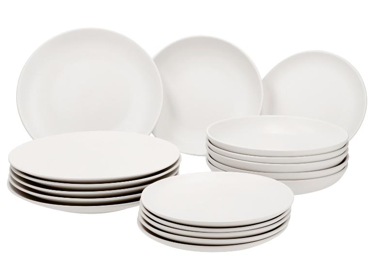 Service de table blanc mat avec assiettes plates et bols empilés.