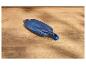 Verseuse bleue pour carafe filtrante sur un sol en bois clair