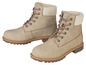 Deux paires de bottines beiges à lacets.