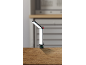 Lampe de travail LED réglable avec pince sur une surface en bois dans un atelier.