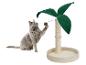 Chat gris jouant avec un arbre à chat en forme de palmier
