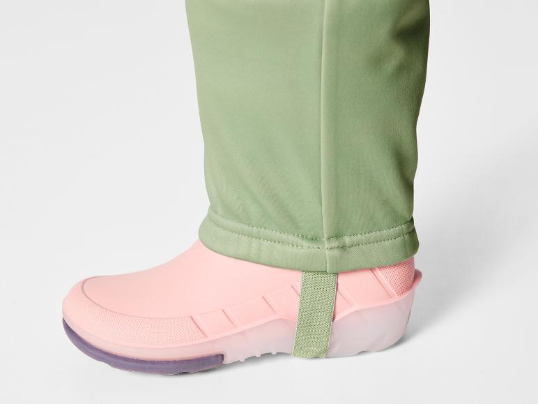 Des bottes de pluie roses avec un pantalon vert