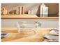 Un récipient en verre transparent avec couvercle, dans une cuisine moderne et lumineuse.