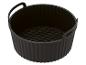 Panier en silicone noir pour friteuse à air avec fond ondulé et poignées.