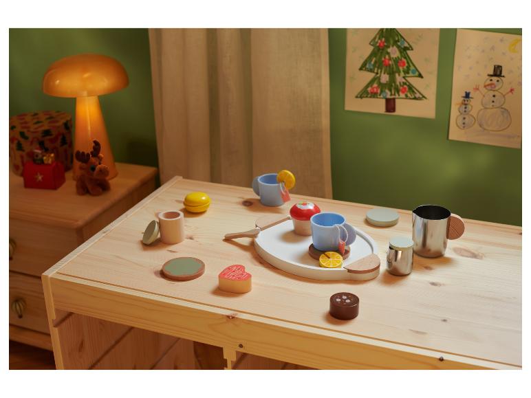 Service à thé en bois pour enfants LUPILU sur une table de jeu.