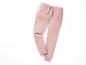 Un pantalon de survêtement rose avec un cordon de serrage à la taille.