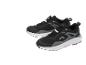 Une paire de chaussures de sport noires avec des semelles blanches et des détails jaunes.