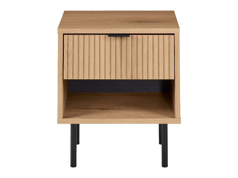 Table de chevet en bois clair avec tiroir cannelé et pieds noirs.