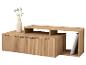 Meuble TV en bois avec portes ondulées, vase de fleurs séchées et livres.