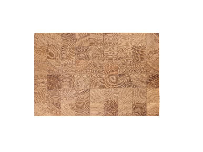Planche à découper en bois avec construction en bois de bout et cernes de croissance visibles.