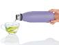 Une gourde isotherme violette est utilisée pour verser de l'eau dans un verre avec du citron et de la menthe.
