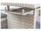 Table et chaises en osier blanc.