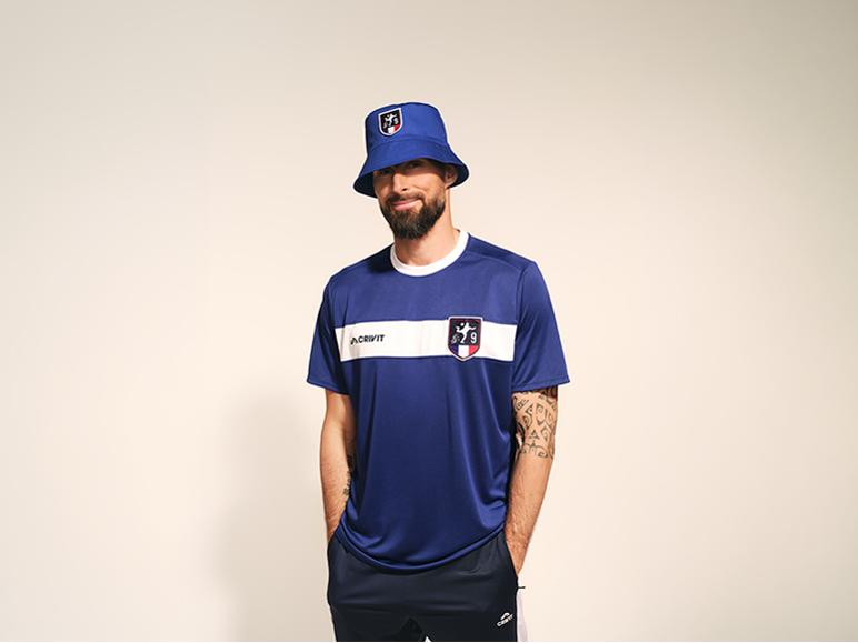 Homme portant un bob bleu et un t-shirt de sport bleu avec une bande blanche.