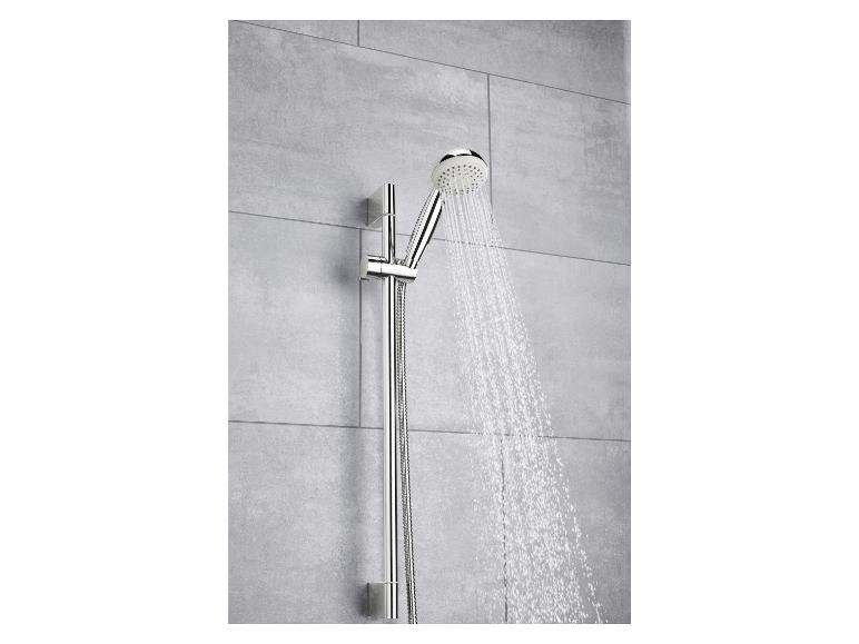 Une pomme de douche chromée avec un jet d'eau.