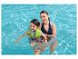 Mère et enfant dans une piscine, l'enfant portant un gilet de sauvetage SwimSafe.