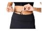 Haut de sport et leggings noirs ajustés pour le sport.
