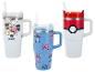 Trois gobelets à anse avec pailles : un avec des personnages Hello Kitty, un avec Stitch et un avec un design Poké Ball.