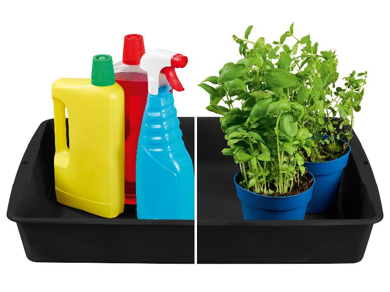 Bacs de rangement avec produits nettoyants et plantes aromatiques.