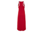 Une longue robe rouge avec des détails blancs.