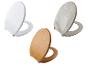 Trois types de sièges de toilette: blanc, bambou et gris avec un motif de feuilles de palmier.