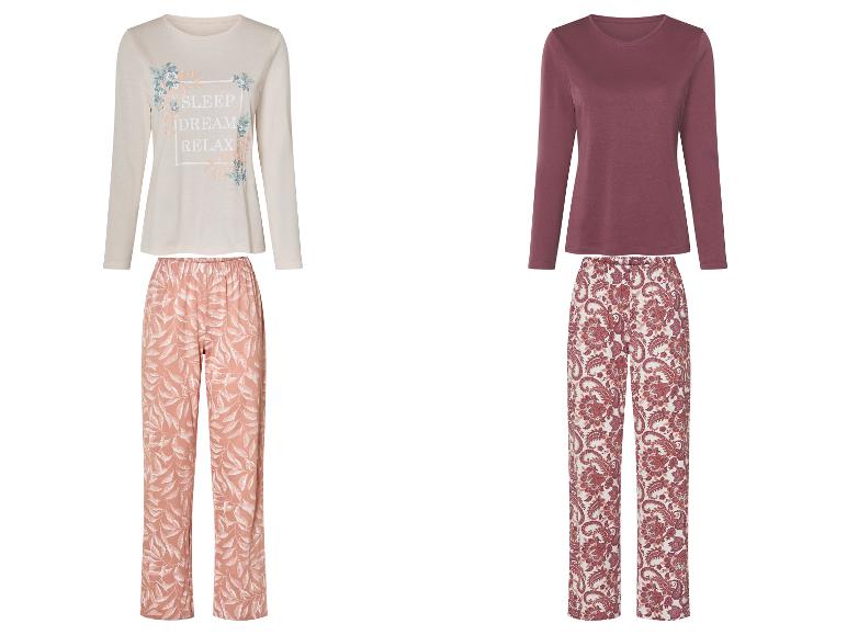 Deux pyjamas : un en couleurs pastel claires avec un motif de feuilles, l'autre en tons bordeaux avec un motif paisley.