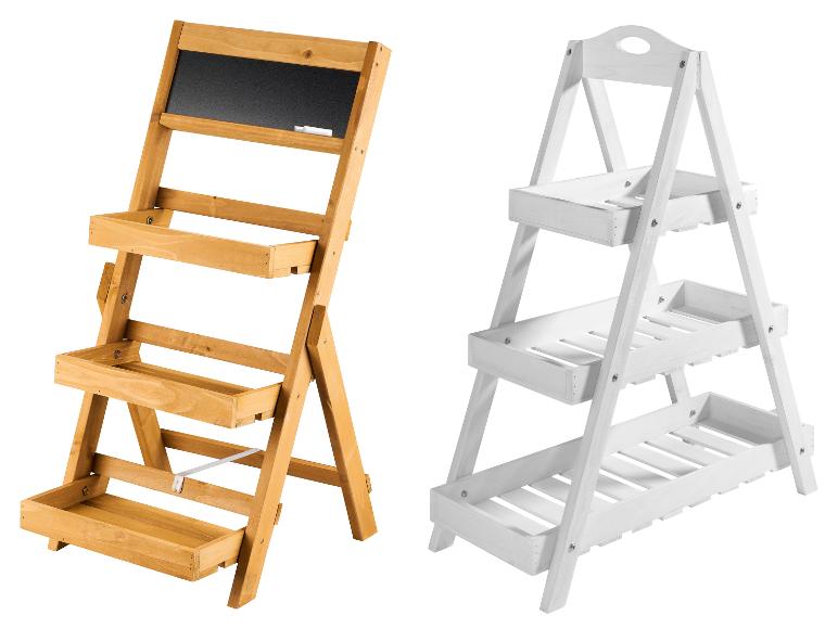 Étagères en bois naturel et blanc, l'une avec un tableau noir et une craie.