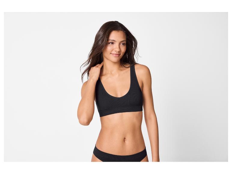 Femme en soutien-gorge de sport noir et culotte