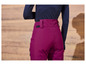 Gros plan sur un pantalon de ski rose avec une ceinture noire.