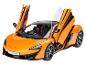 Voiture de sport McLaren 570S orange avec les portes ouvertes
