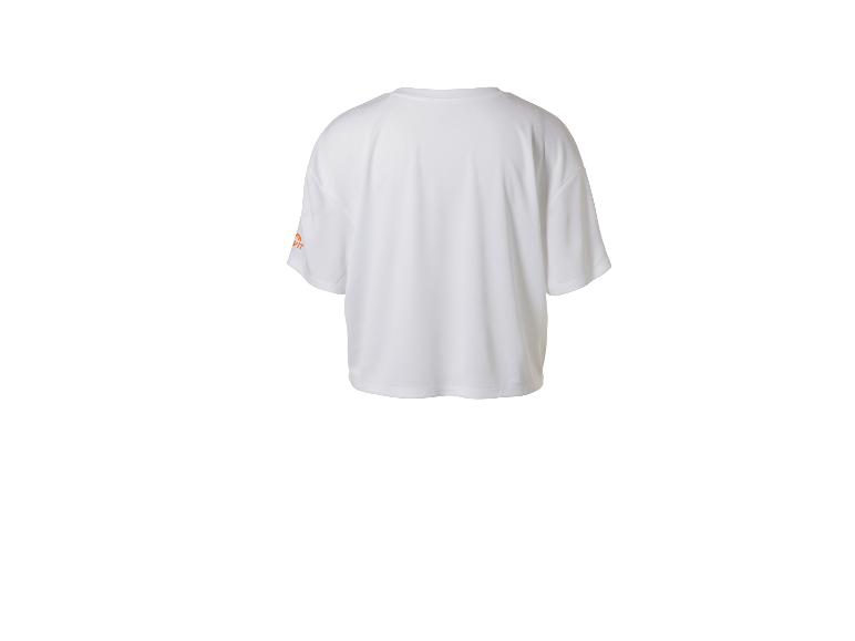 T-shirt blanc à manches courtes avec un logo orange sur la manche, vue de dos.