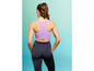 Femme en soutien-gorge de sport violet et leggings noirs.