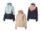 Trois vestes de ski pour femmes dans différentes couleurs.