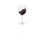Un verre de vin rouge sur un fond blanc.