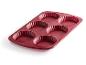 Un moule à pâtisserie en silicone rouge pour gâteaux ou muffins de Cook.