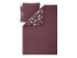 Parure de lit bordeaux avec motif floral.
