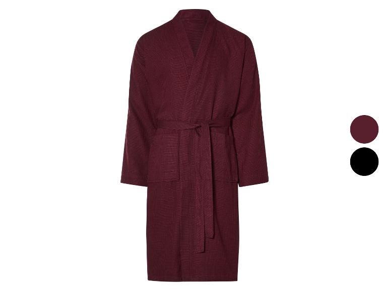 Peignoir bordeaux avec ceinture.