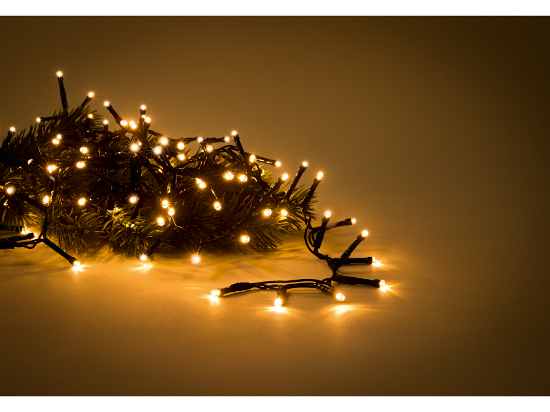 Guirlande lumineuse de Noël LED blanc chaud sur une guirlande de sapin vert foncé.