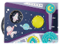 Un tableau d'activités en bois sur le thème de l'espace, avec des roues rotatives et des boutons.