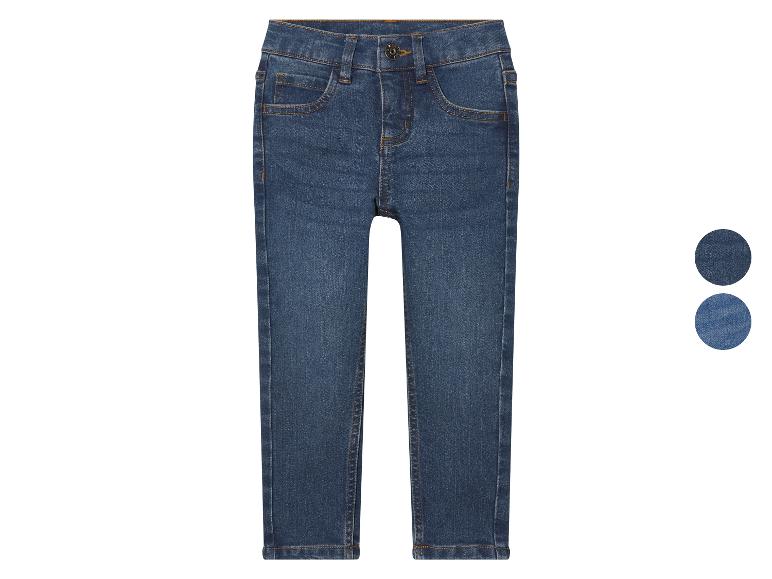 Un jean skinny bleu pour garçon.