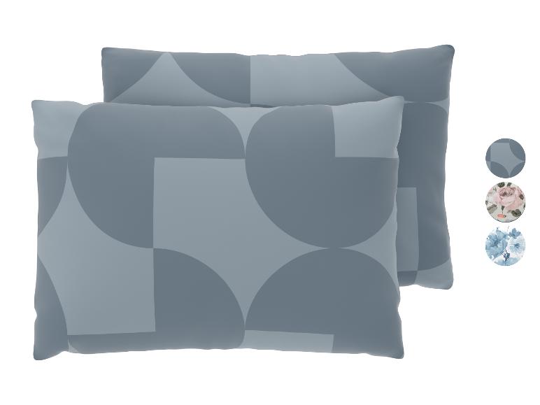Deux oreillers gris à motif géométrique avec échantillons de motifs floraux.