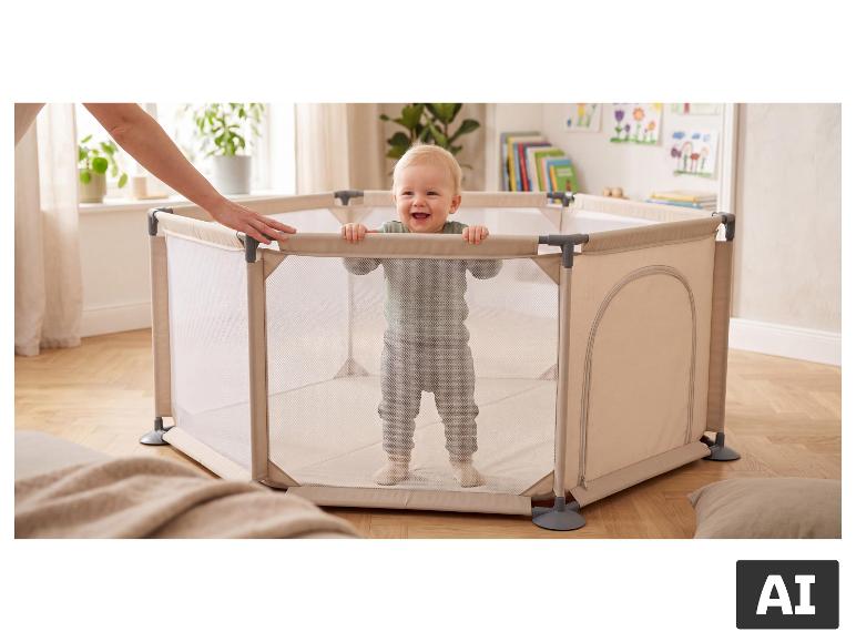 Parc pour bébé LUPILU® avec un bébé souriant à l'intérieur, soutenu par la main d'un adulte. [image générée par l'IA]