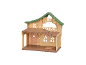 Maison de poupée en bois à deux étages avec un toit vert et des fenêtres en forme d'arbre.