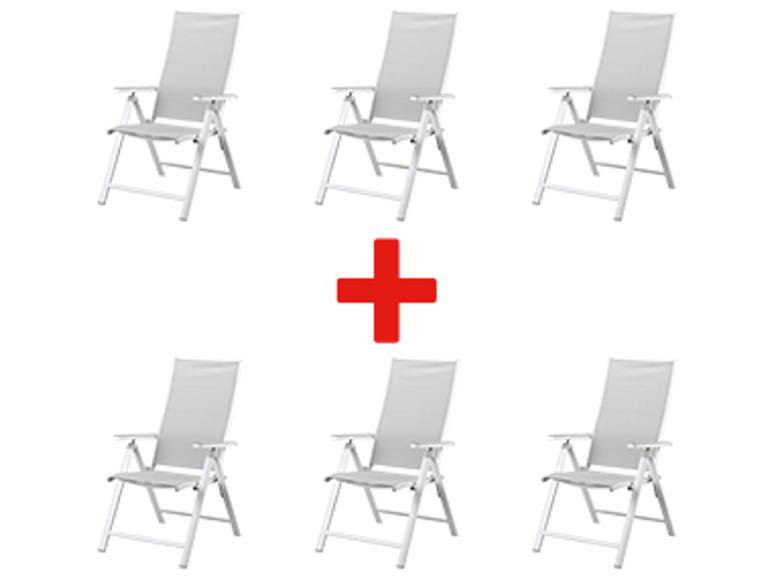 Six chaises pliantes grises pour extérieur.