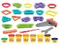 Un ensemble de moules et d'outils de pâte à modeler avec des pots de différentes couleurs.