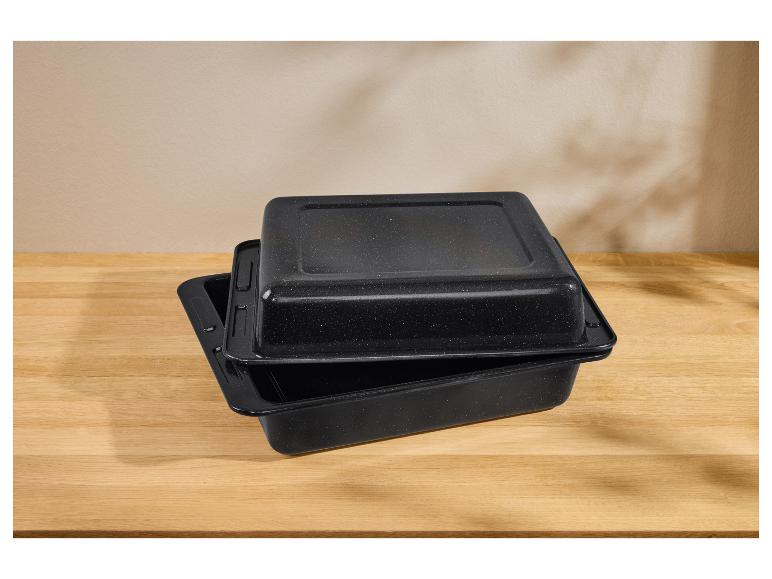 Deux plats à rôtir noirs avec couvercles, empilés sur une table en bois.