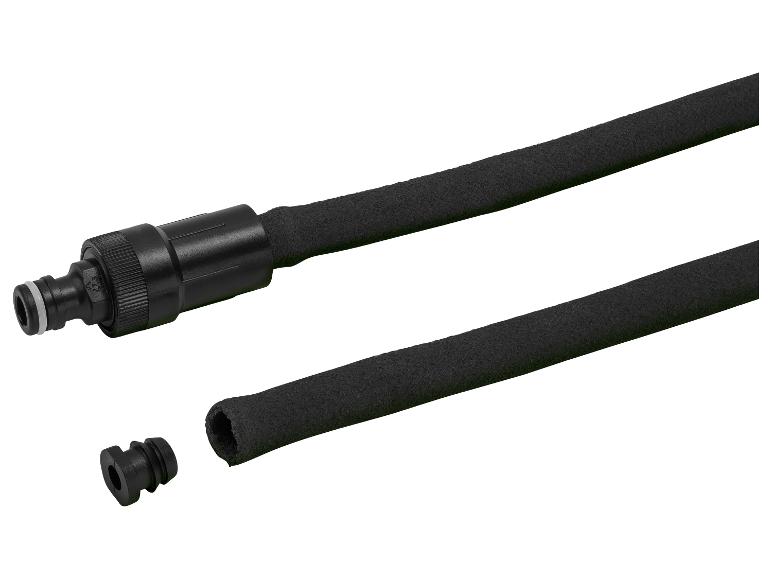 Tuyau d'arrosage noir avec raccord et bouchon d'extrémité.