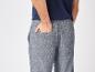 Pantalon lin gris et t-shirt bleu marine pour homme.