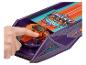 Une arcade de jeu violette avec une main qui pousse une boule dans un tube.
