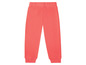 Un pantalon de survêtement rose.