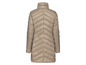 Blouson d'hiver beige pour femme avec col montant.